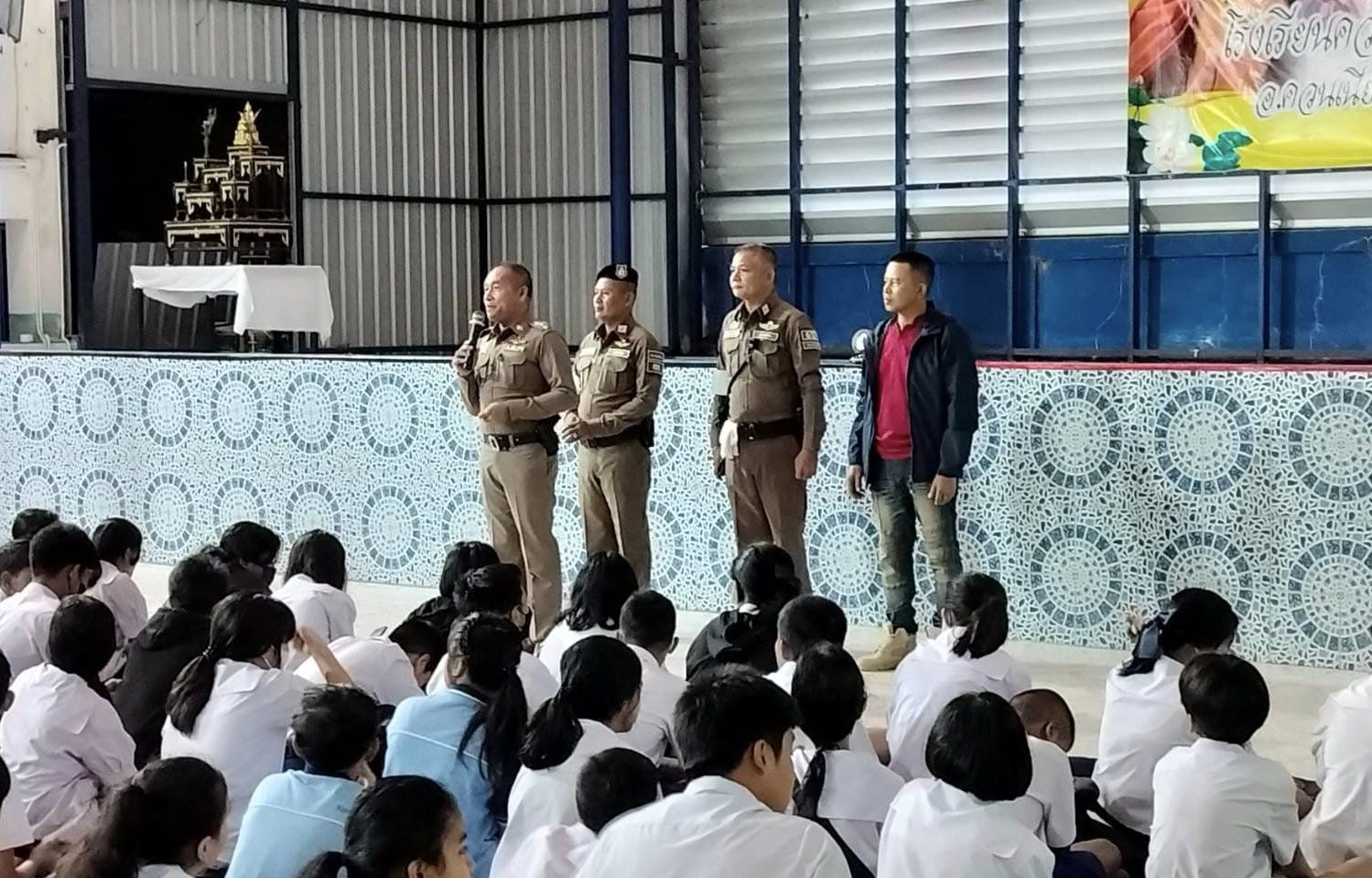 พ.ต.อ.ศิรโกศล  ปราบกรี  ผกก.สภ.ควนเนียง บรรยายให้ความรู้กฎหมายยาเสพติด