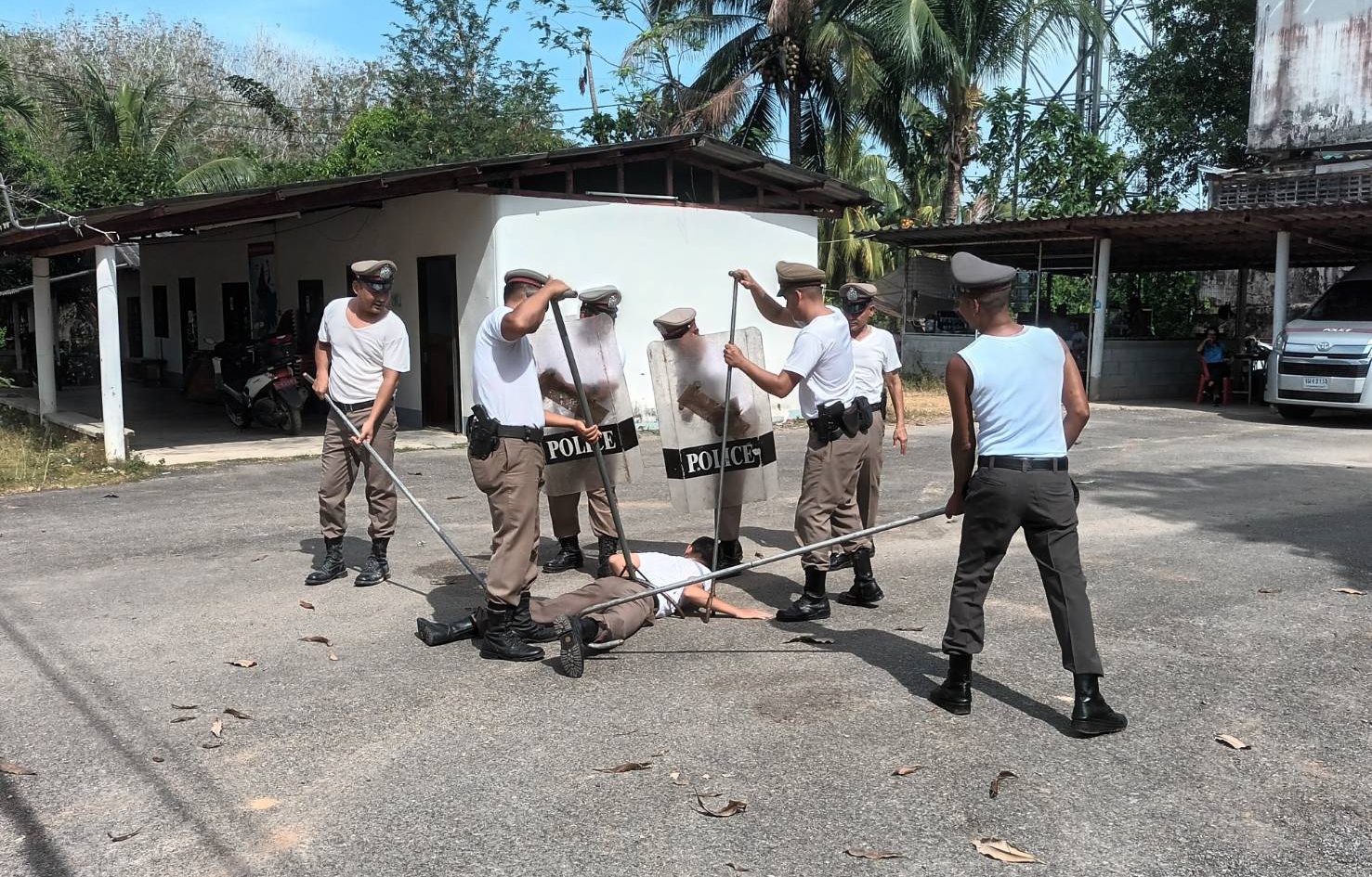 เจ้าหน้าที่ตำรวจสถานีตำรวจภูธรควนเนียงทำการฝึกยุทธวิธีแบบใหม่และฝึกชุดควบคุมฝูงชนแบบ UN