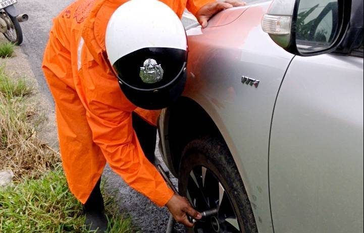 ช่วยเหลือประชาชนเปลี่ยนยางรถยนต์