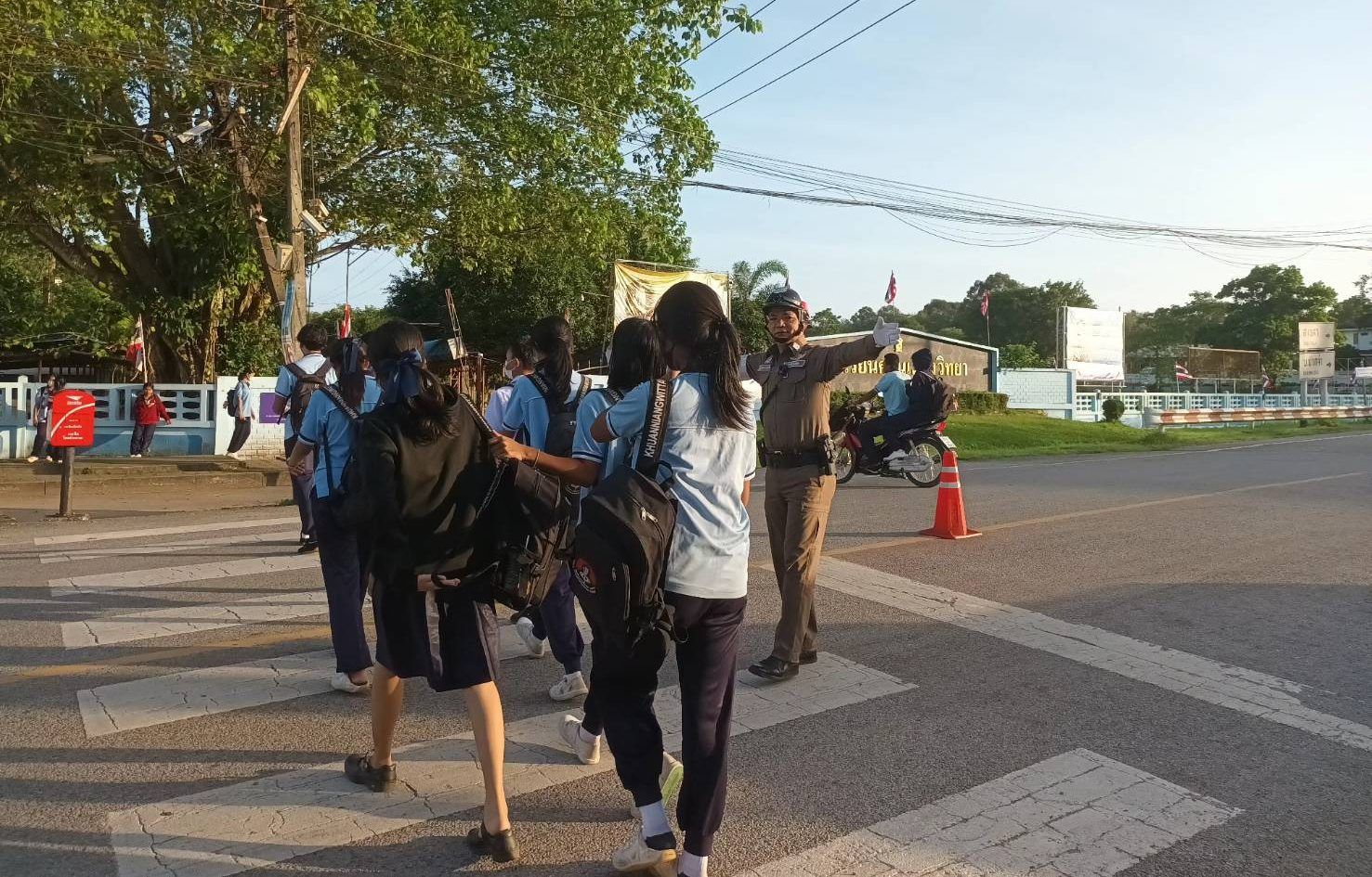 จราจร เด็กนักเรียนเดินข้ามถนน