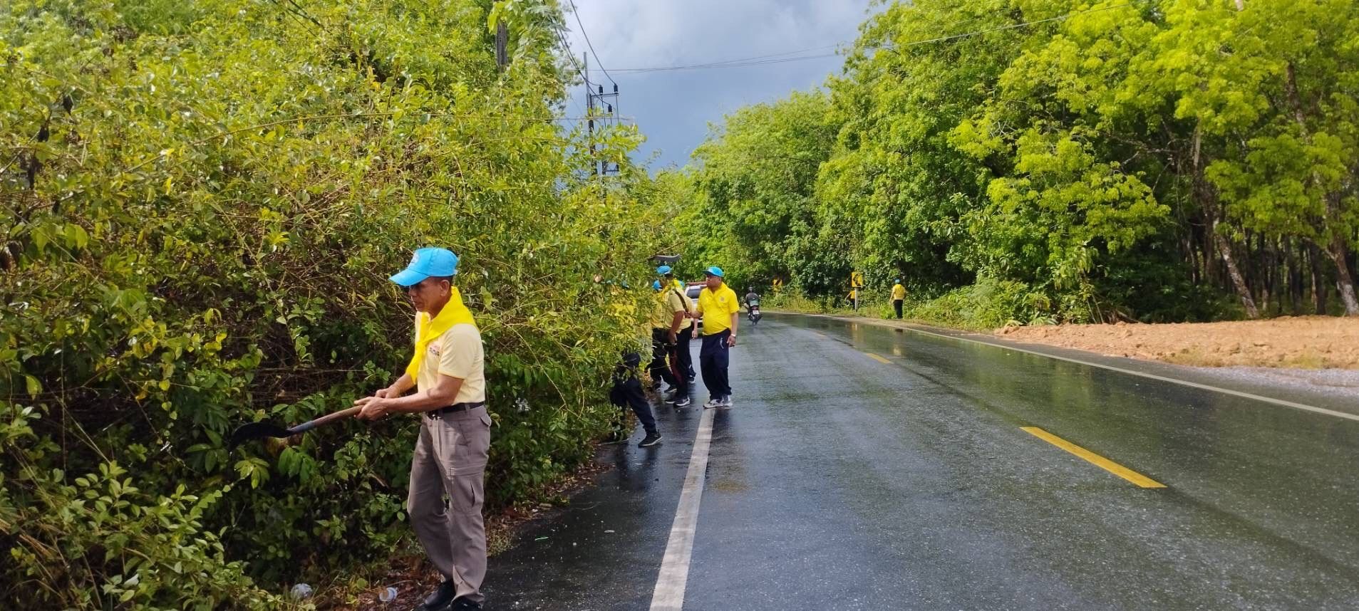 เจ้าหน้าที่ตำรวจสภ.ควนเนียงร่วมกิจกรรมจิตอาสาพัฒนาปรับภูมิทัศน์ การจราจรถนนสายควนเนียง-บางเหรียง 