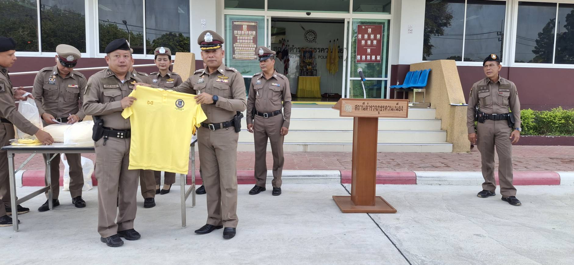มอบเกียรติบัตรให้แก่น้องๆนักเรียนฝึกปฏิบัติงานจากโรงเรียนสทิงพระวิทยา และมอบเสื้อให้แก่ข้าราชการตำรวจในสังกัด 29 ต.ค.2567